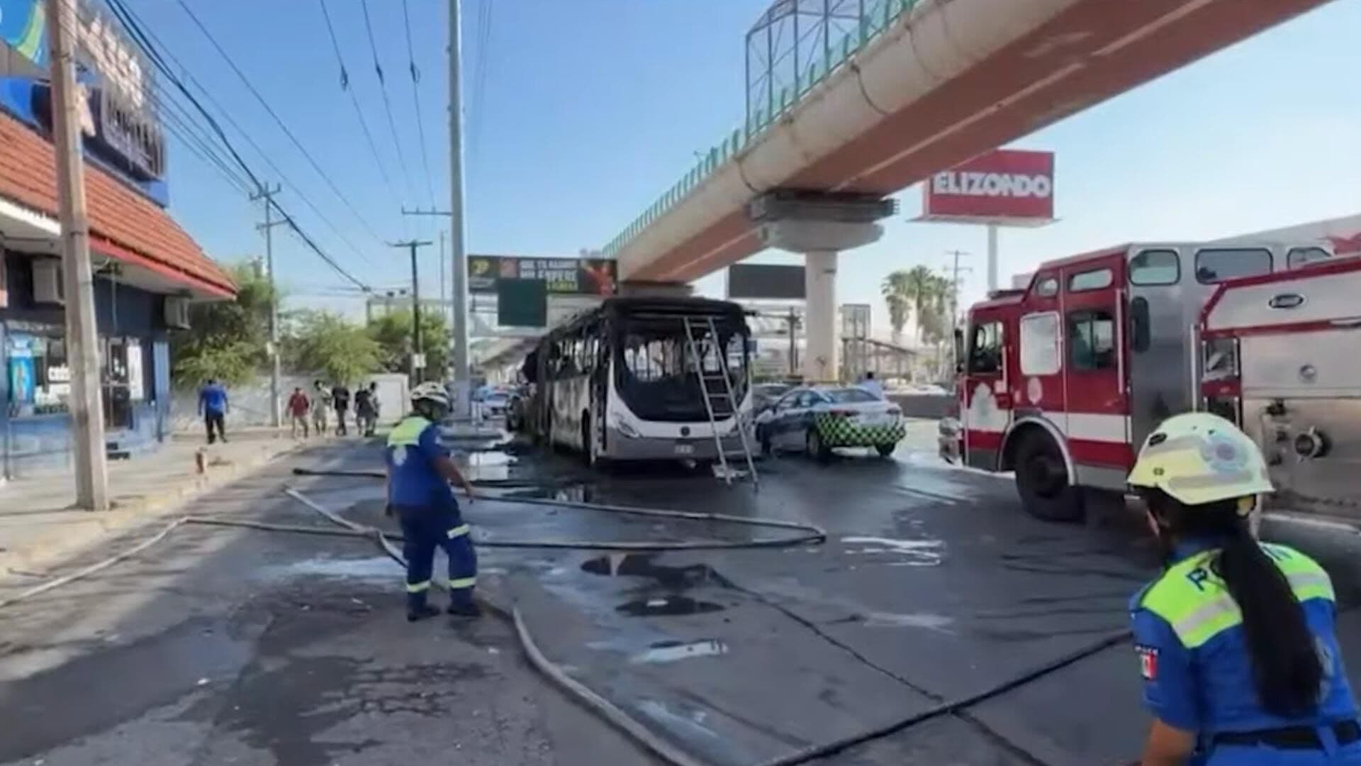 Narran Momento de Incendio de Ruta 221 en Av. Universidad en San Nicolás