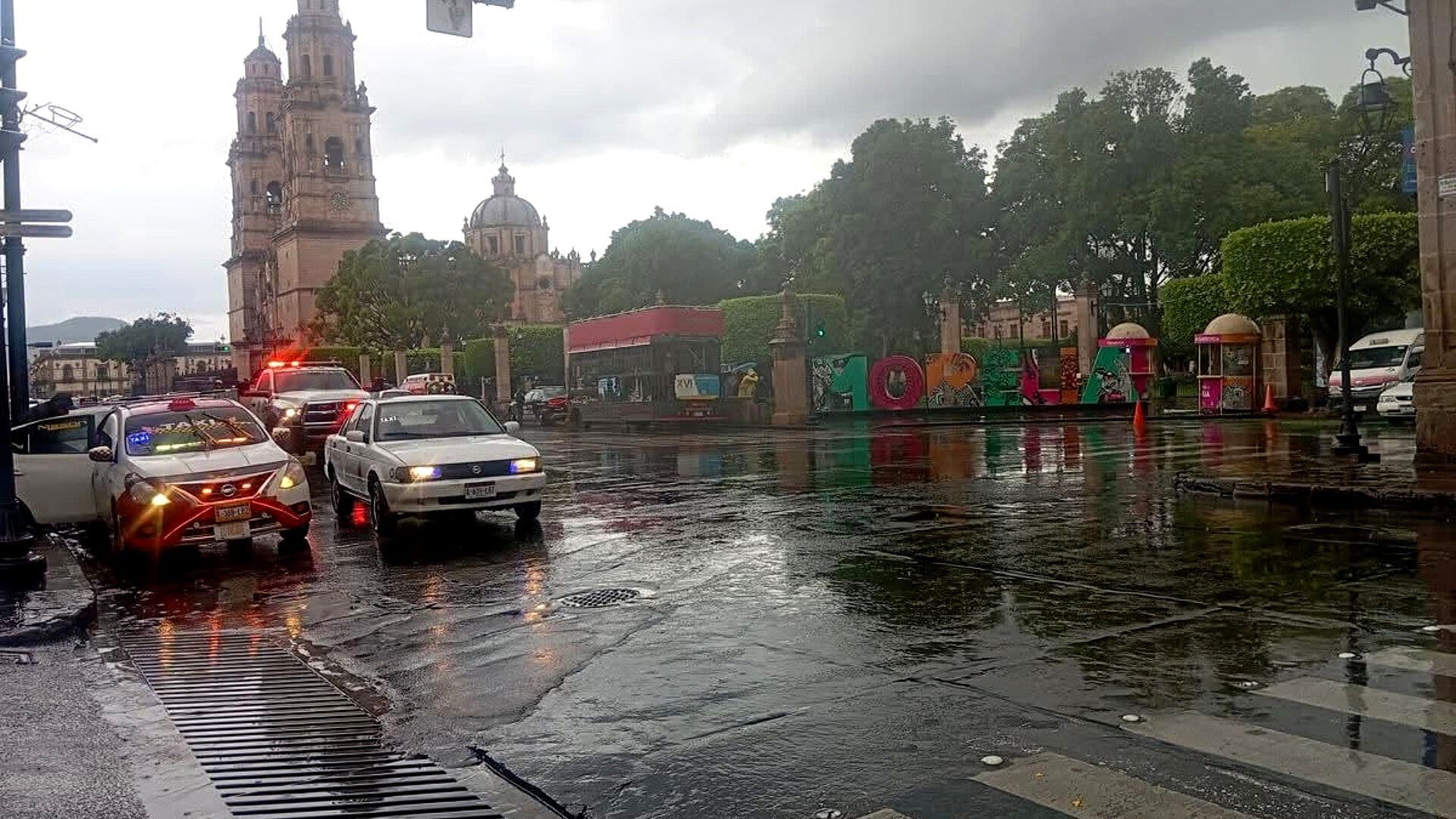 Granizada Sorprende a Morelia; Vecinos Buscan Refugio Ante Fuerte Lluvia
