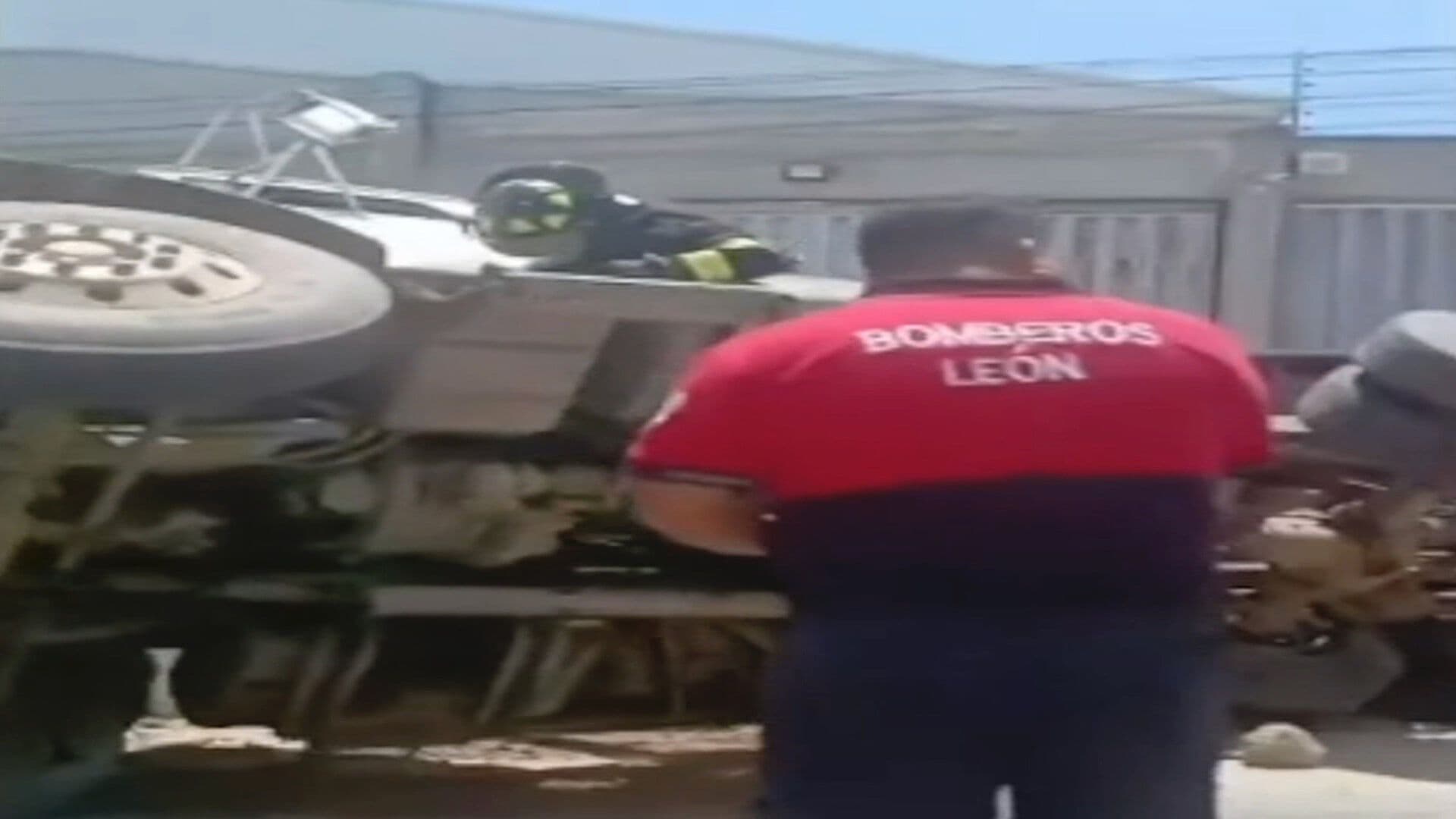 Volcadura en la Colonia Industrial Provoca Derrame de Deasel en León