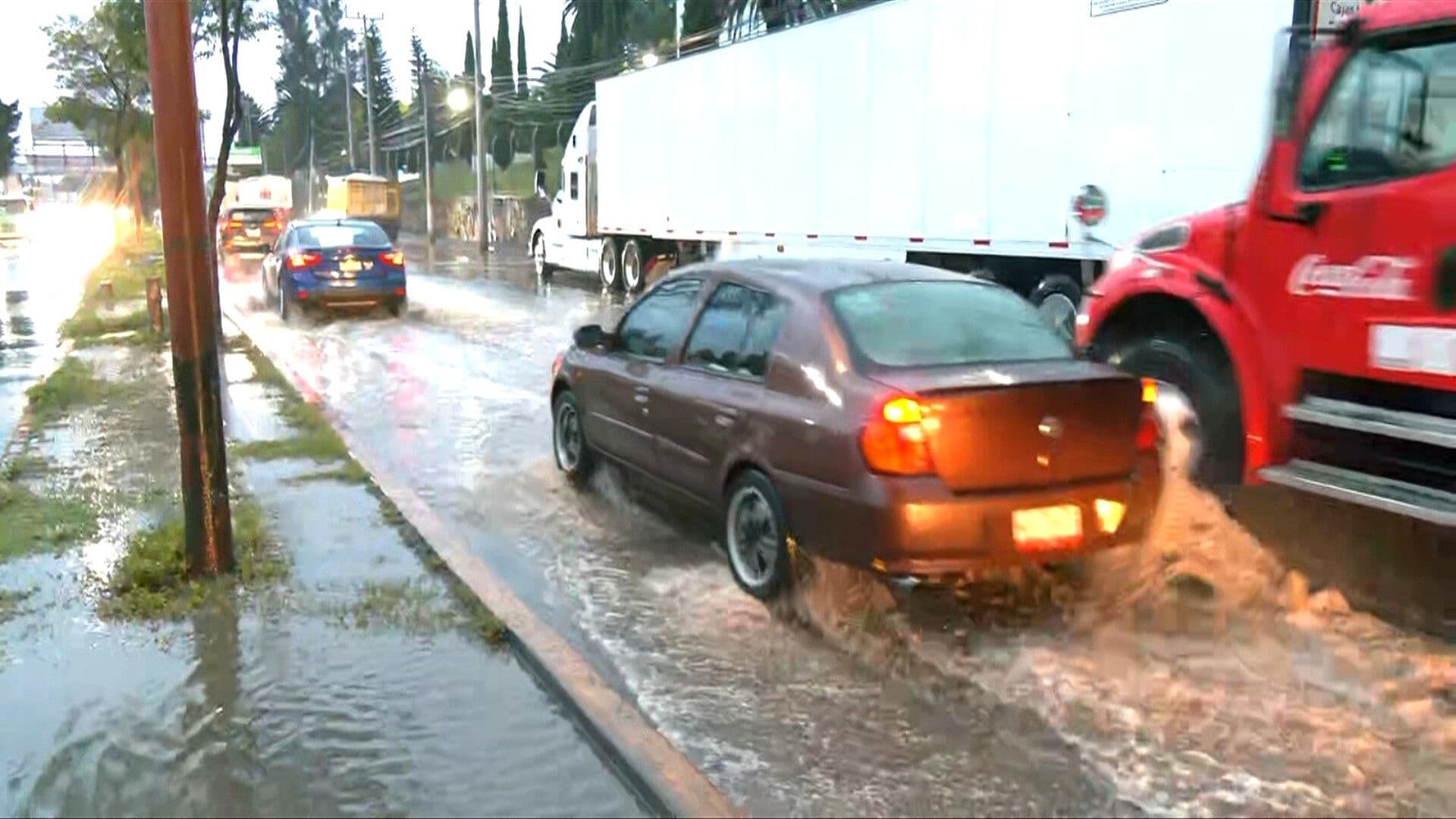 Lluvia Intensa Provoca Encharcamientos y Caos Vial en Tlalnepantla, Edomex