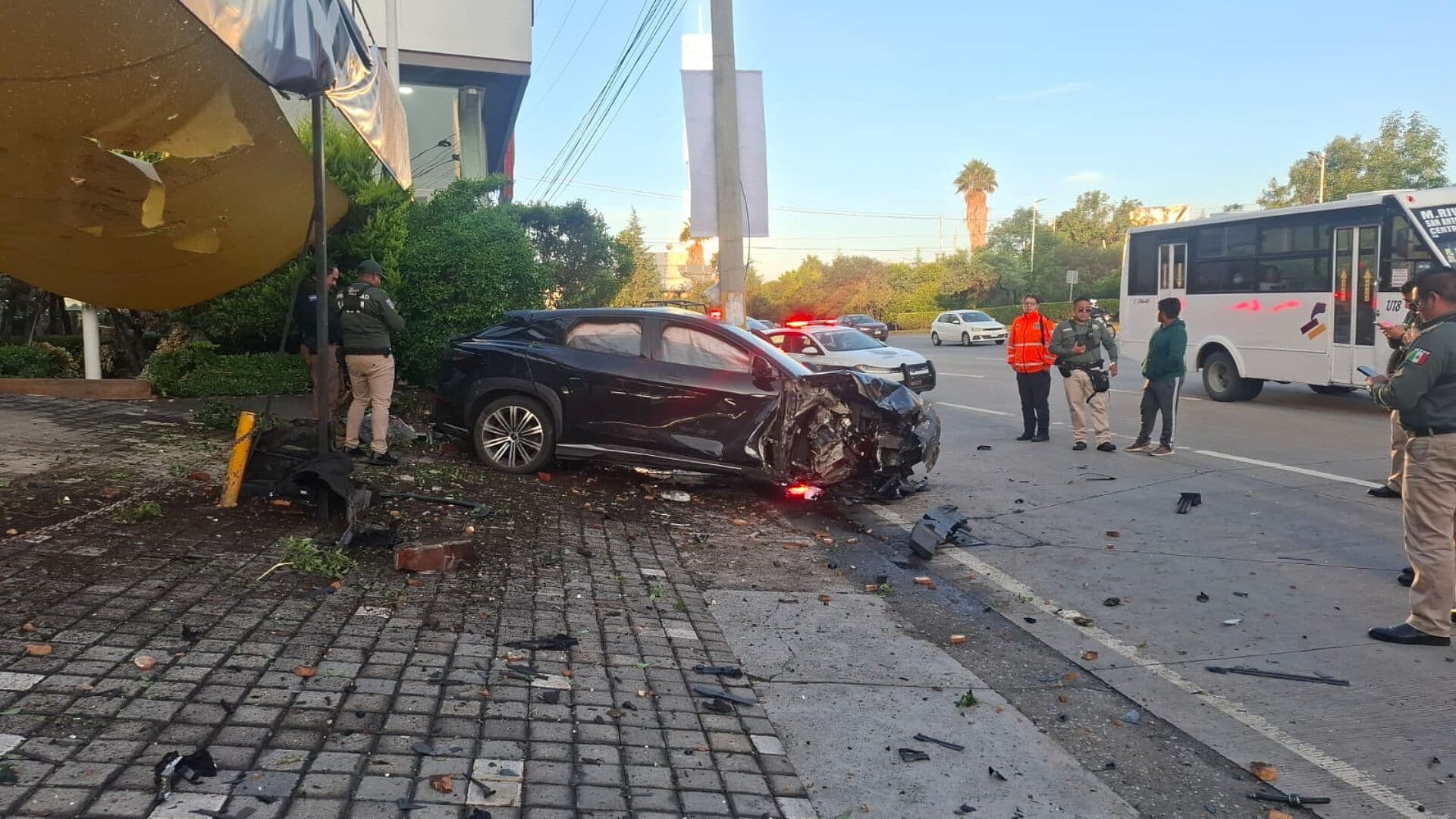 Accidente Choque de Camioneta Pérdida Total contra Jardinera de Vía Atlixcáyotl de Puebla