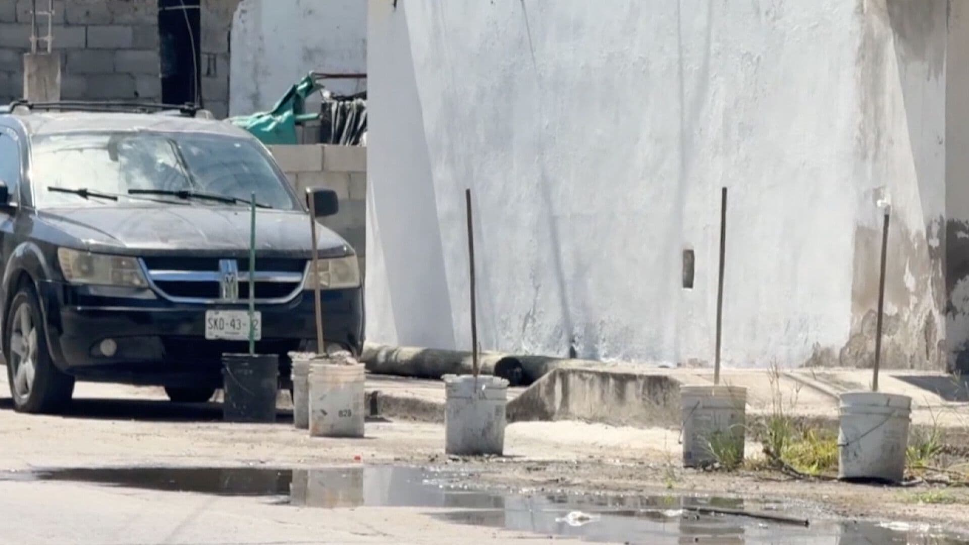 Vecinos y Comerciantes se Adueñan de Espacios Públicos para Estacionarse en Tampico