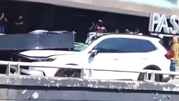 Anuncio Espectacular Cae sobre Auto frente a Paseo Interlomas; Hay un Muerto