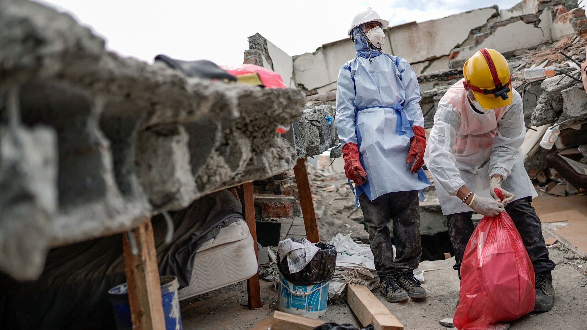 Colombia a Cinco Días de la Tragedia; Maquinaria Pesada Entra a Zona del Desastre