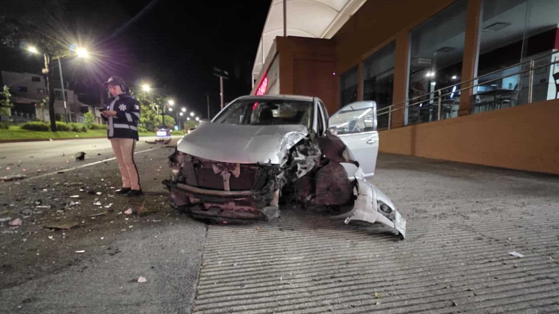 Taxi Queda Dañado tras Caerle Poste Durante Aparatoso Choque en Xalapa
