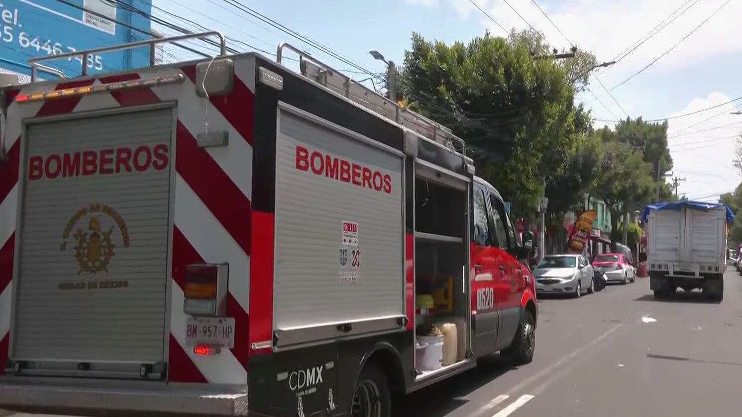 Dos Autos Resultan Dañados por Caída de Poste en la Colonia Agrícola Pantitlán, CDMX