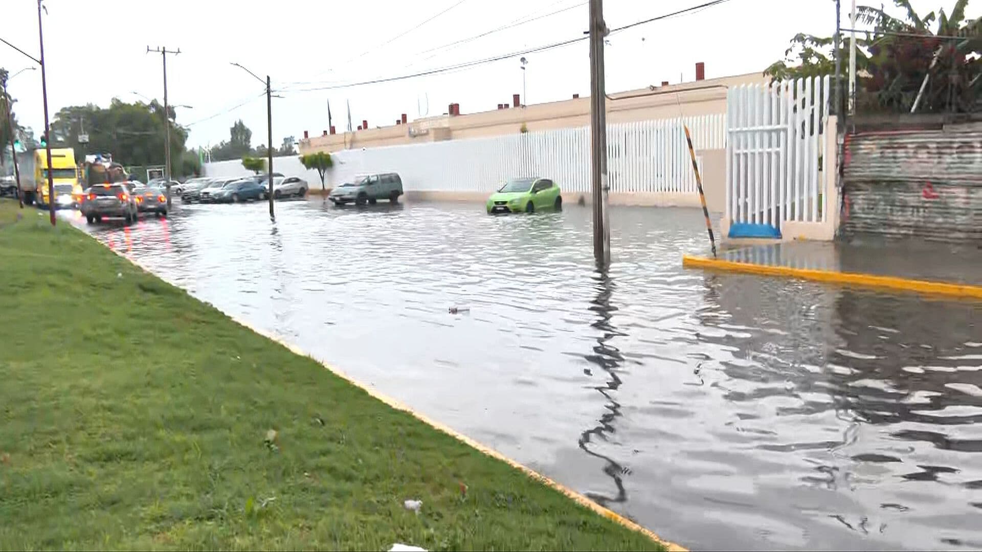 Lluvia Provoca Encharcamientos Inundaciones en Ecatepec; Automovilistas Circulan en Sentido Contrario
