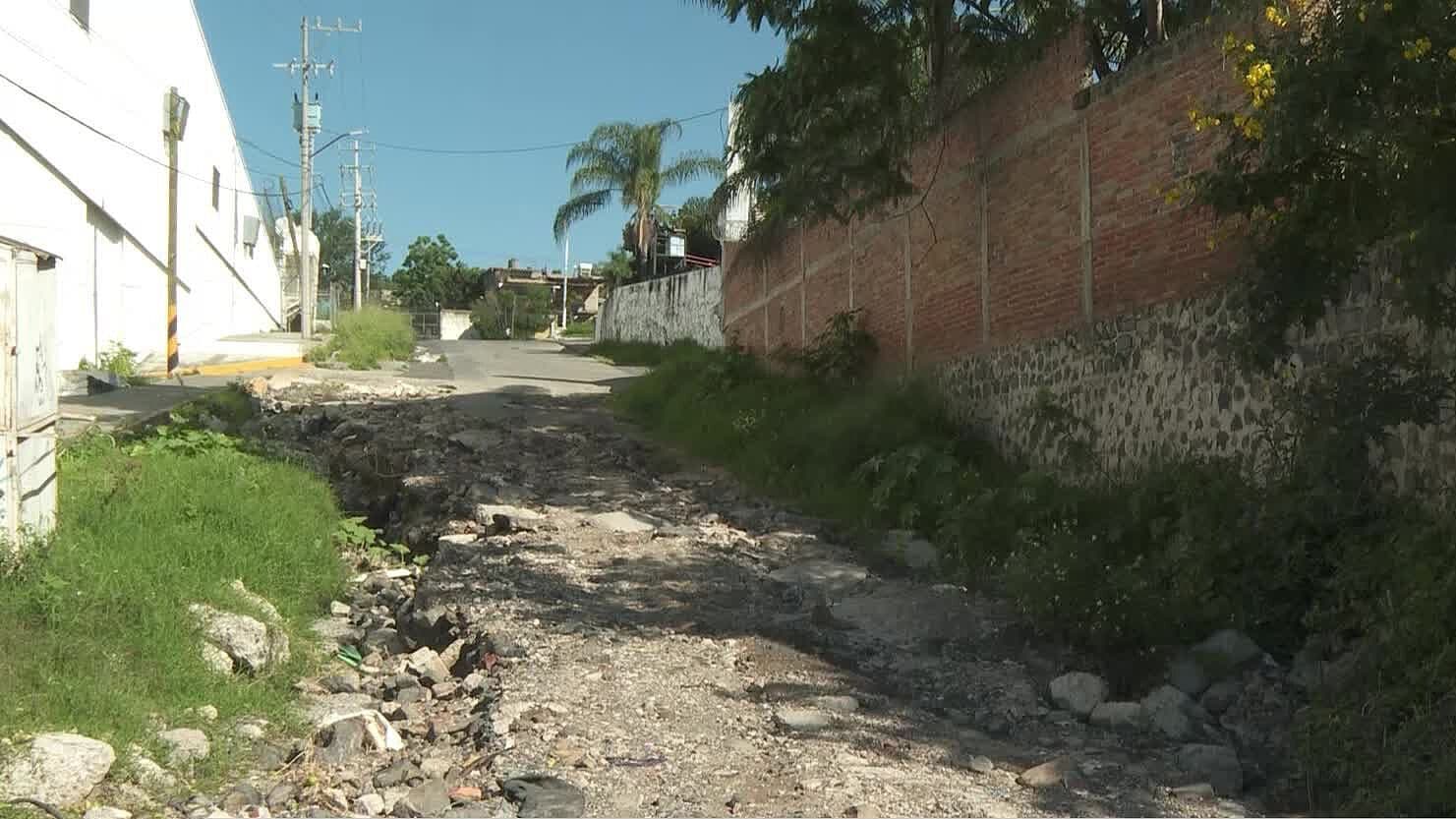 Vecinos de la Colonia Lomas del Cuatro, en Tlaquepaque, Reportan Calles Destruidas