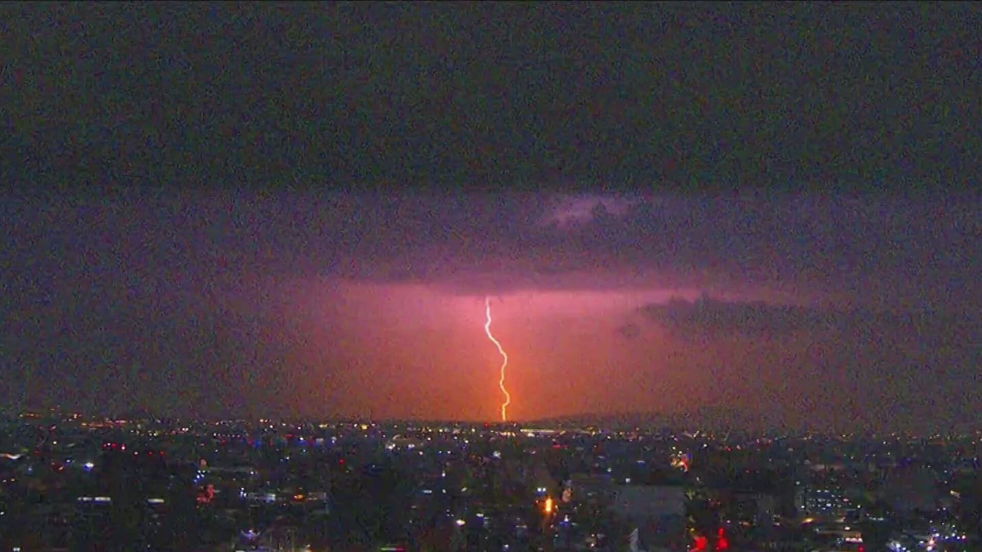 VIDEO: Tormenta Eléctrica Sorprende Este Viernes a la CDMX; Así se ve Desde la Antena de N+
