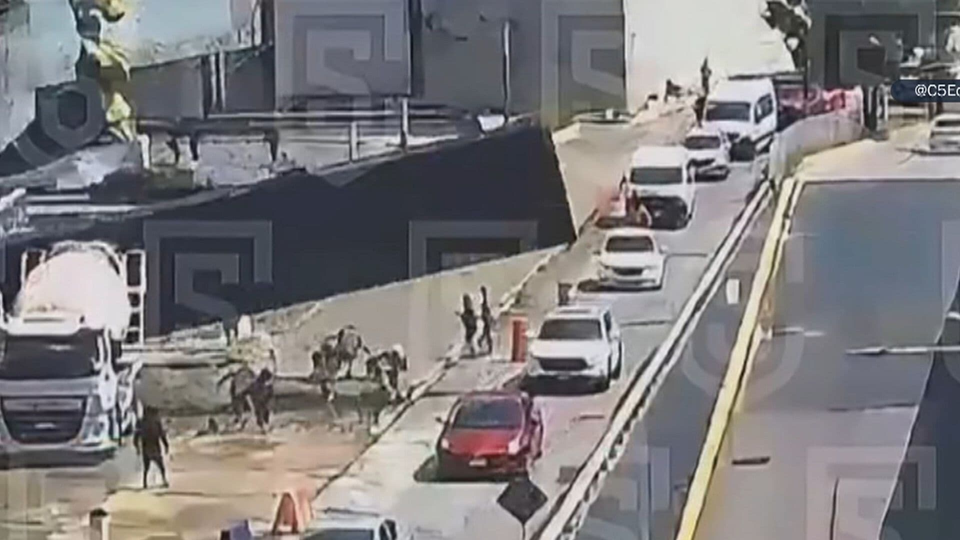 Accidente en Paseo Interlomas: Así Cayó Estructura Sobre una Camioneta en Huixquilucan