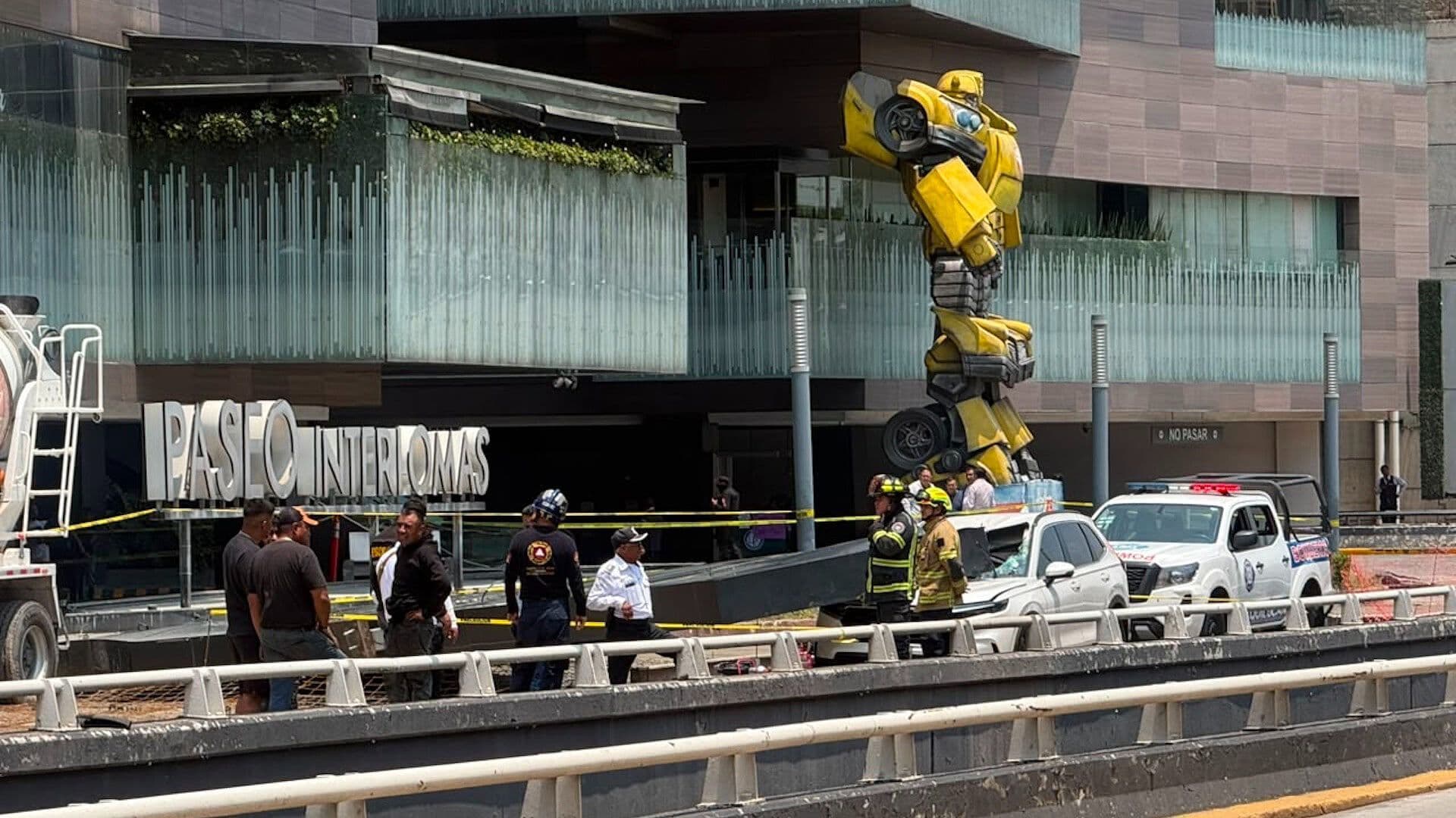 Estructura Metálica Cae Sobre Camioneta y Mata a Conductora en Huixquilucan