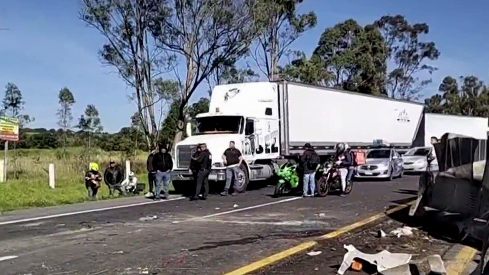 Camioneta con Peregrinos y Torton Chocan y Vuelcan en Carretera de Tlaxcala