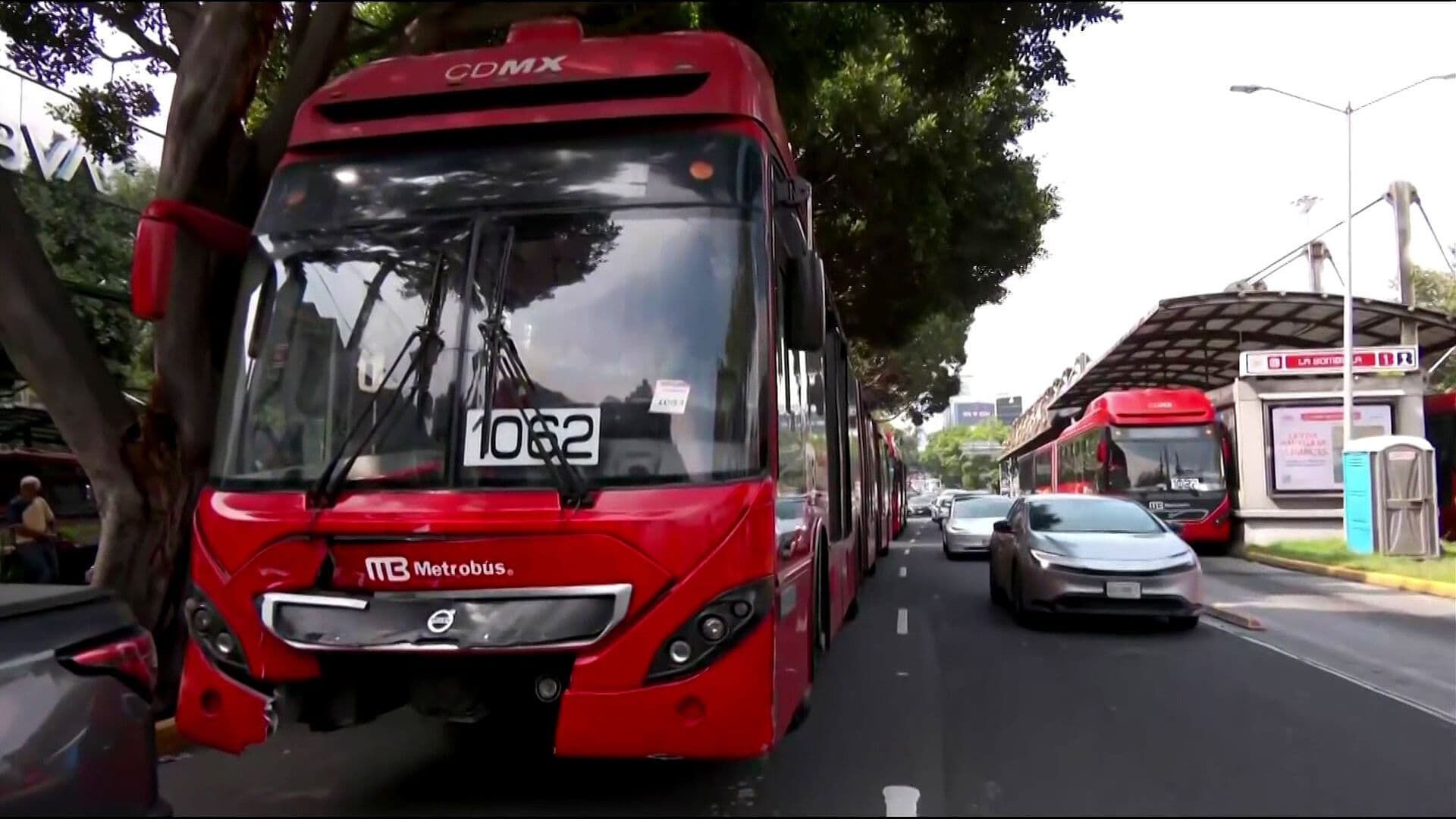 Choque de Dos Metrobuses Deja Dos Lesionados en Álvaro Obregón, CDMX