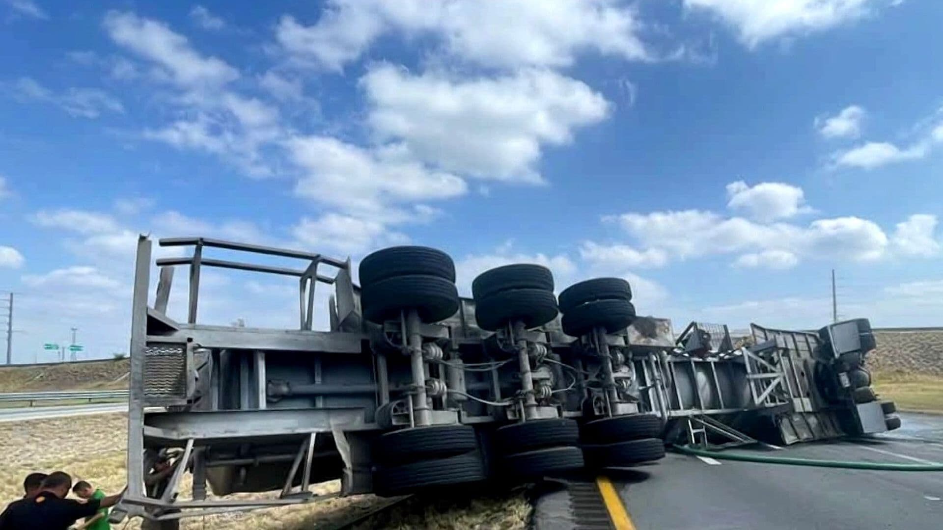 Choca Pipa con 44 Mil Litros de Agua en Nuevo León