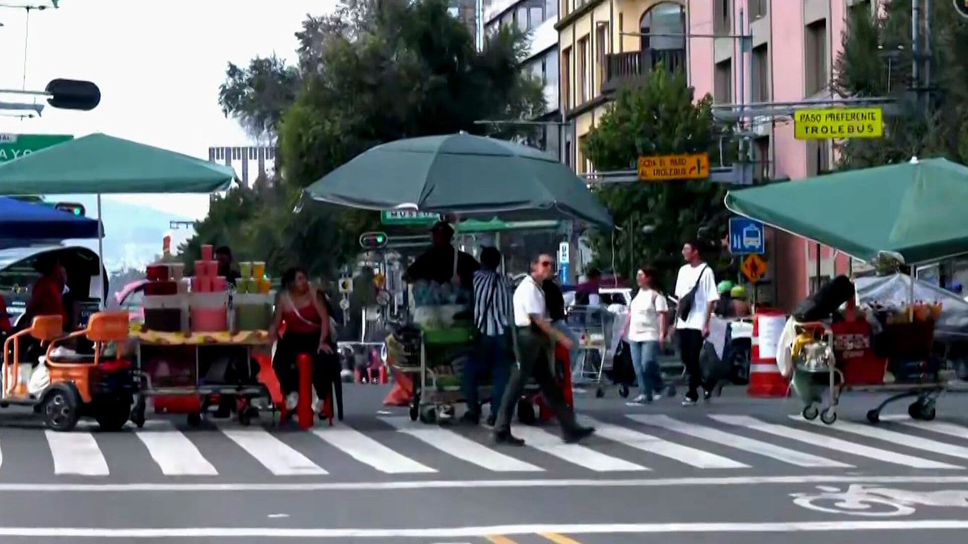 Comerciantes Bloquean Eje Central y Afectan la Circulación en CDMX