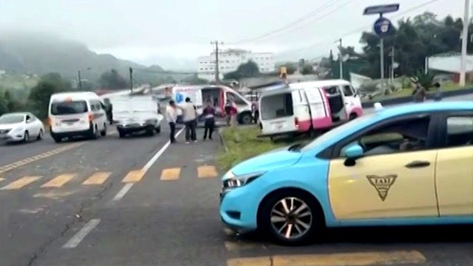 Aparatoso Choque Entre Dos Camionetas Provoca Caos en Chignautla