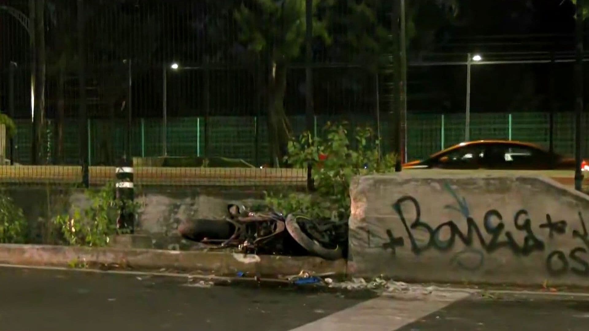 Motociclista Choca en Río Churubusco y Resulta Gravemente Herido
