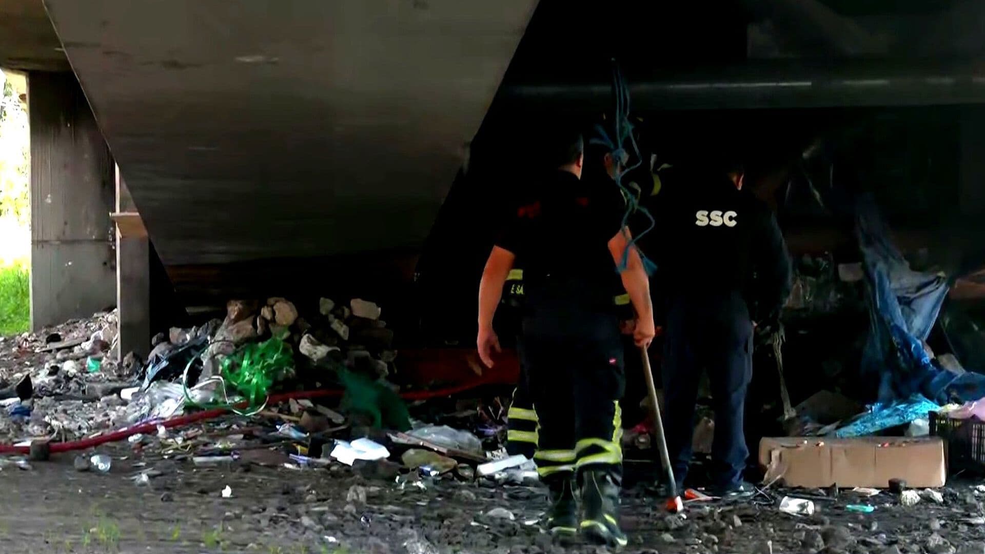 Bomberos Atienden Incendio en Bajopuente de Río Churubusco en la Alcaldía Iztapalapa, CDMX