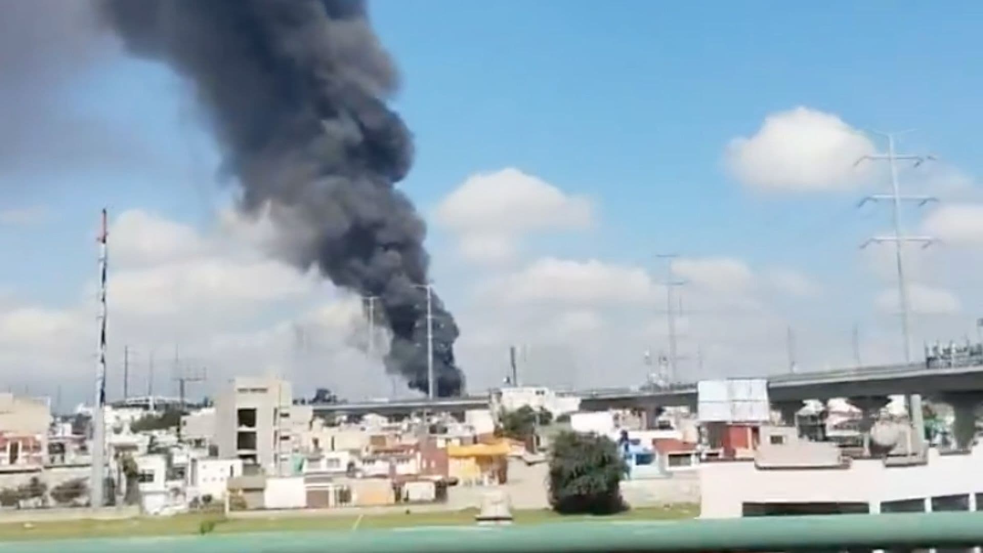 Incendio Consume Bodega de Cartón y Genera Gran Columna de Humo en Toluca, Edomex