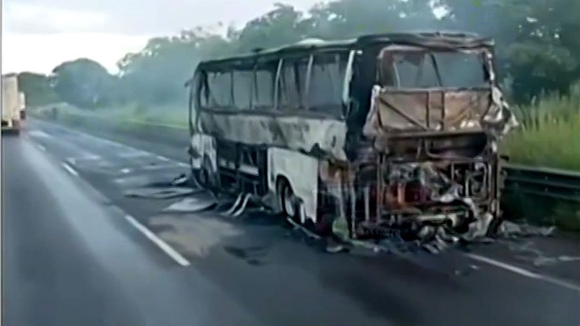 Incendio Consume Autobús en Autopista La Tinaja-Isla, Veracruz