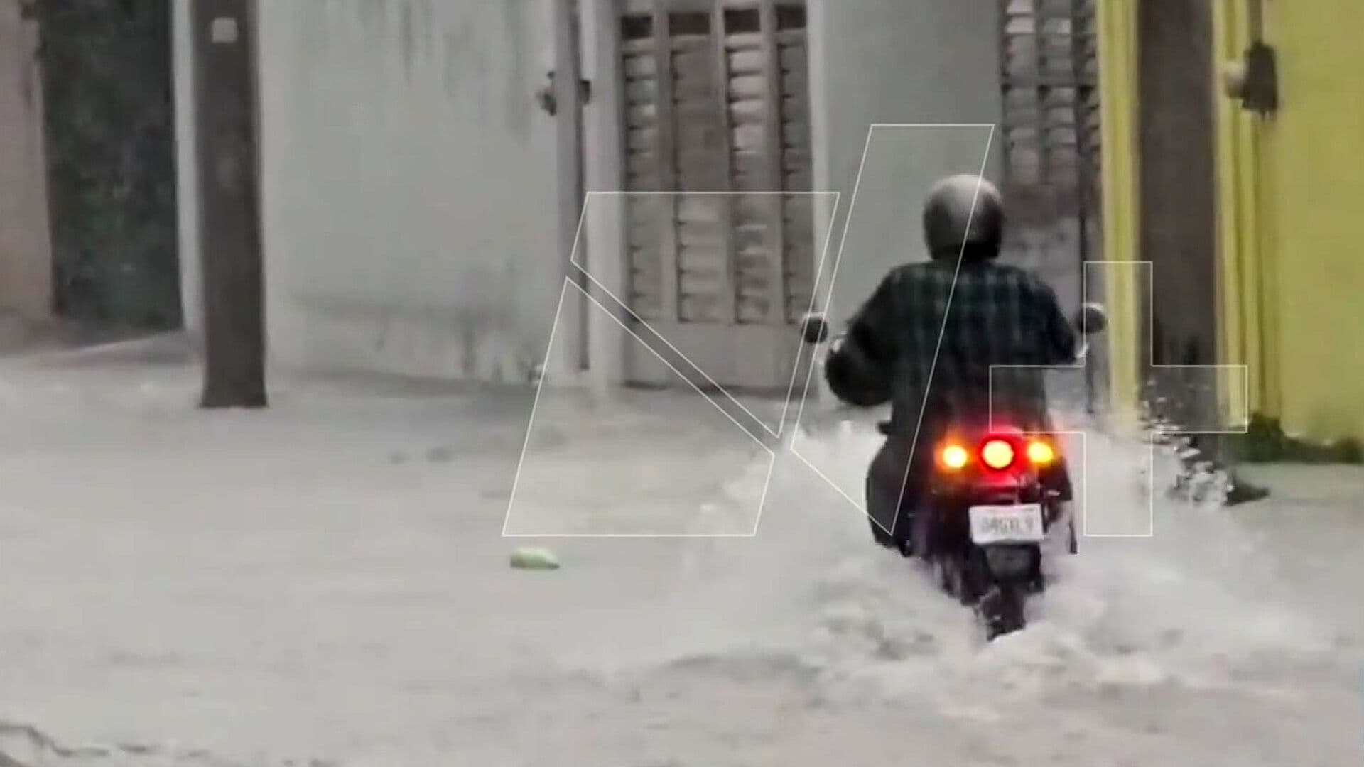 Lluvias Inundan la Ciudad de Campeche y Arrastran Vehículos