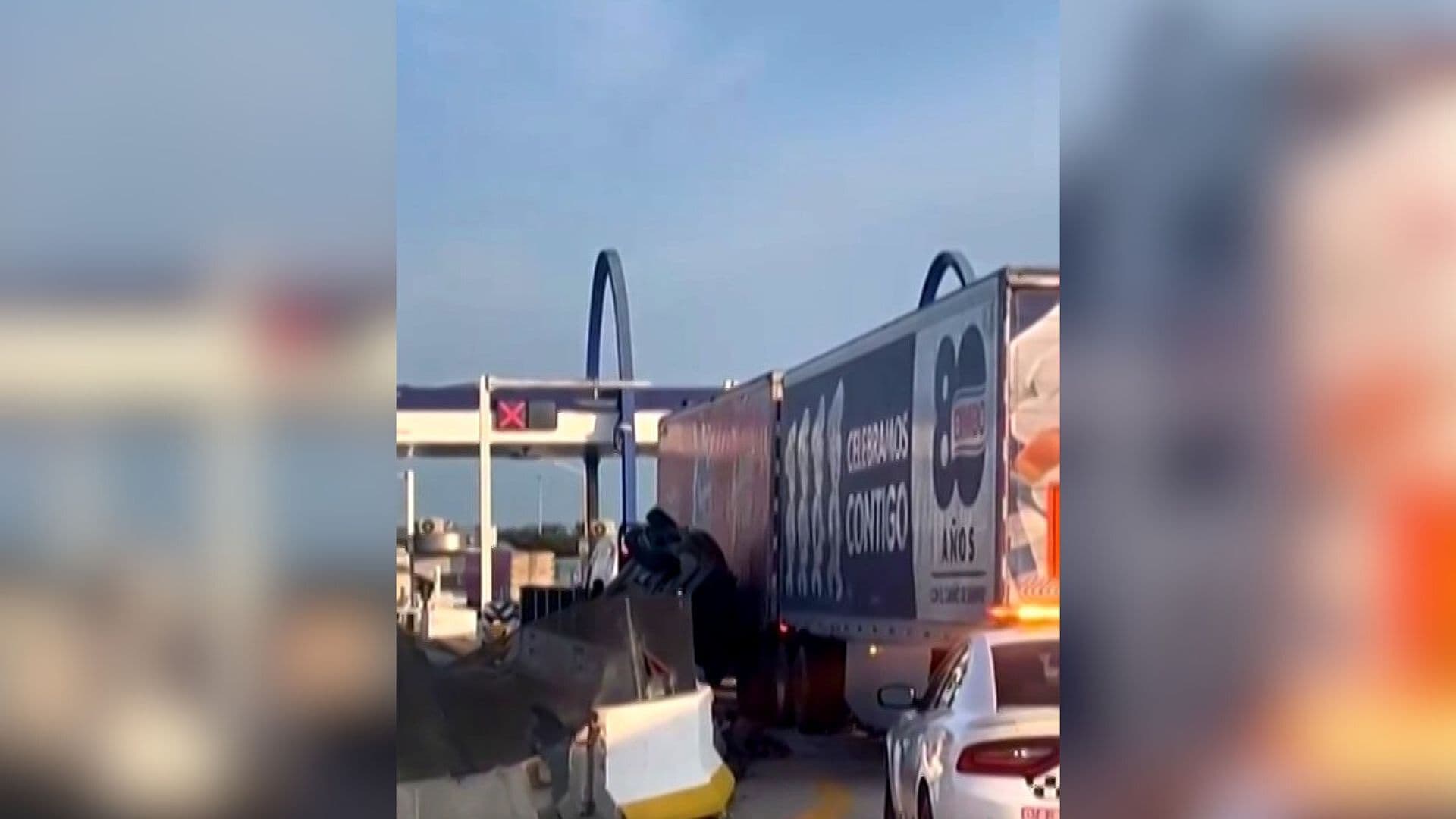 Tráiler Vuelca y se Incendia en Autopista Guadalajara-Colima, Jalisco