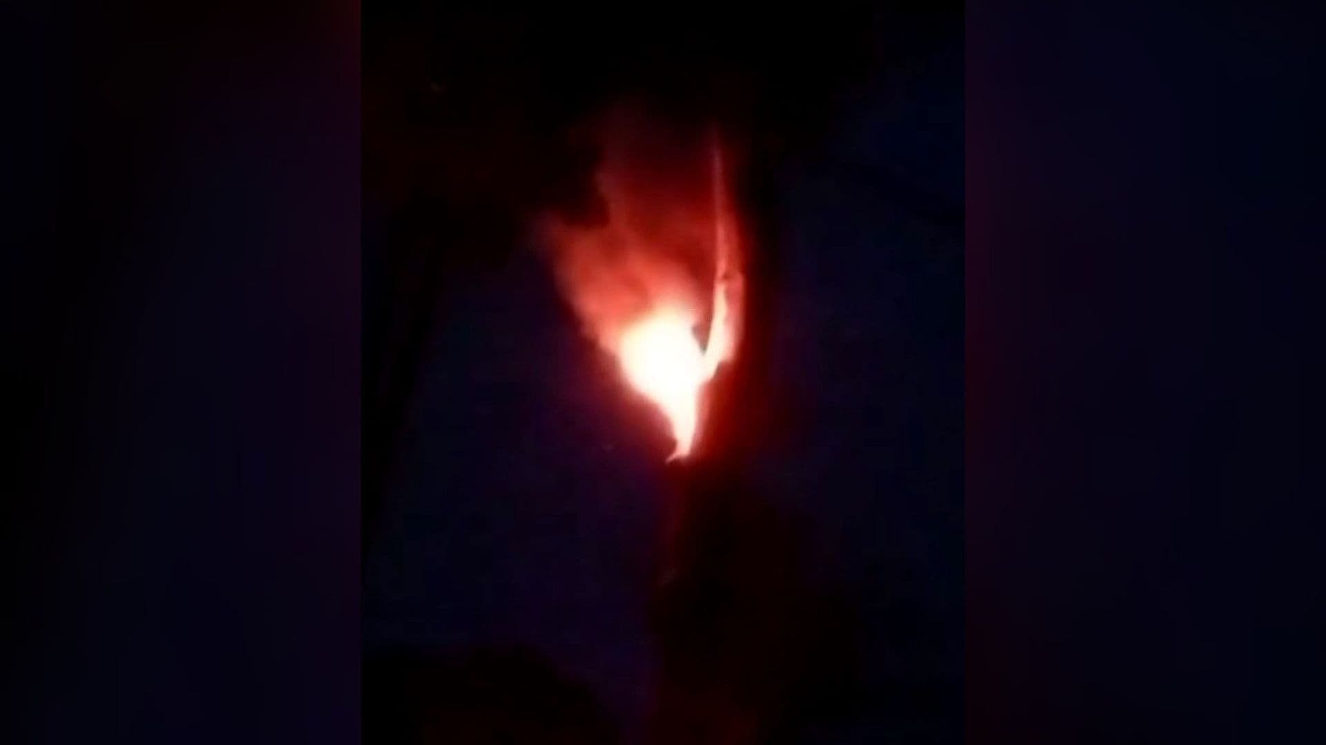 Rayo Incendia Árbol Durante Fuerte Lluvia en Valle de Bravo, Edomex
