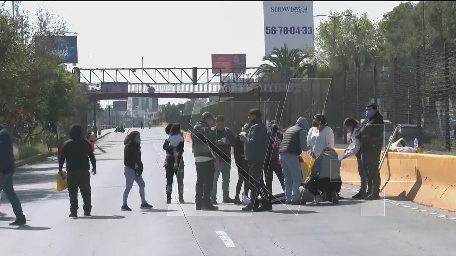 Motociclista Arrolla a Manifestante en Circuito Interior, CDMX