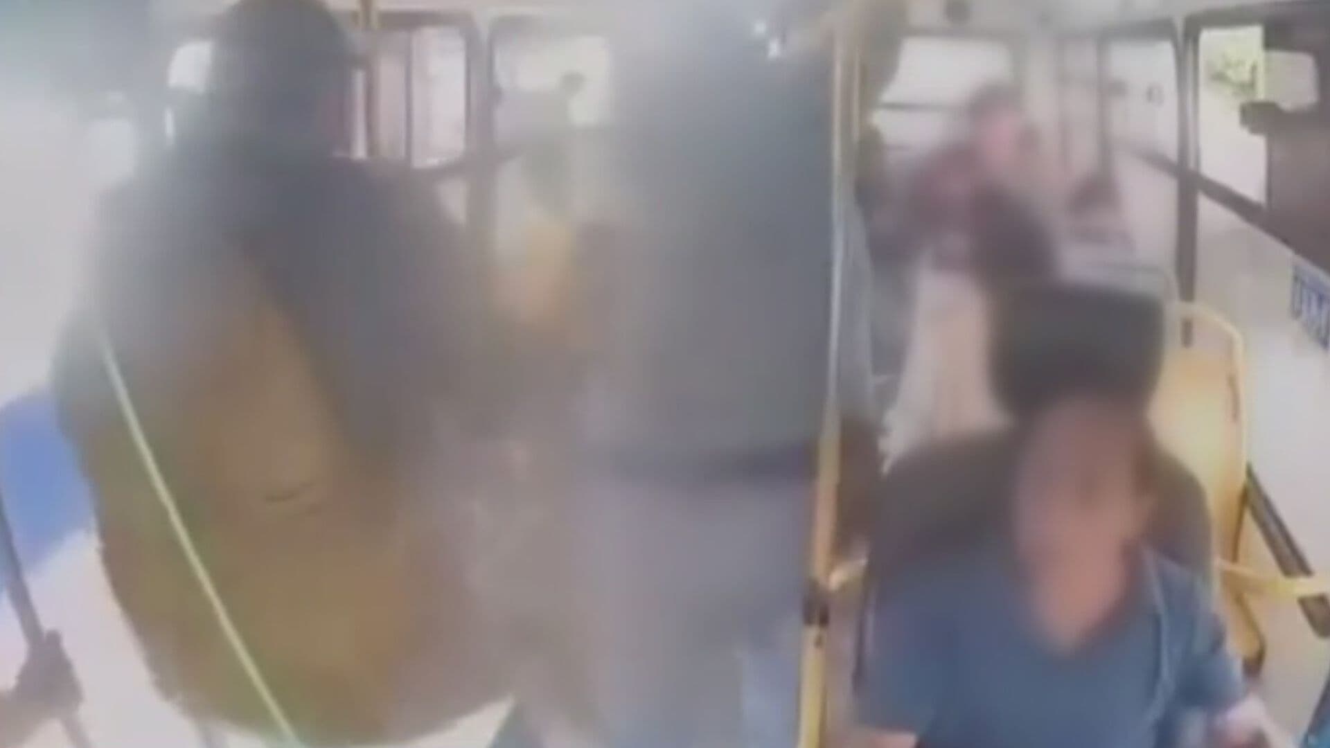 VIDEO | Balean a Mujer Durante Asalto en Camión de Transporte Público en Puebla