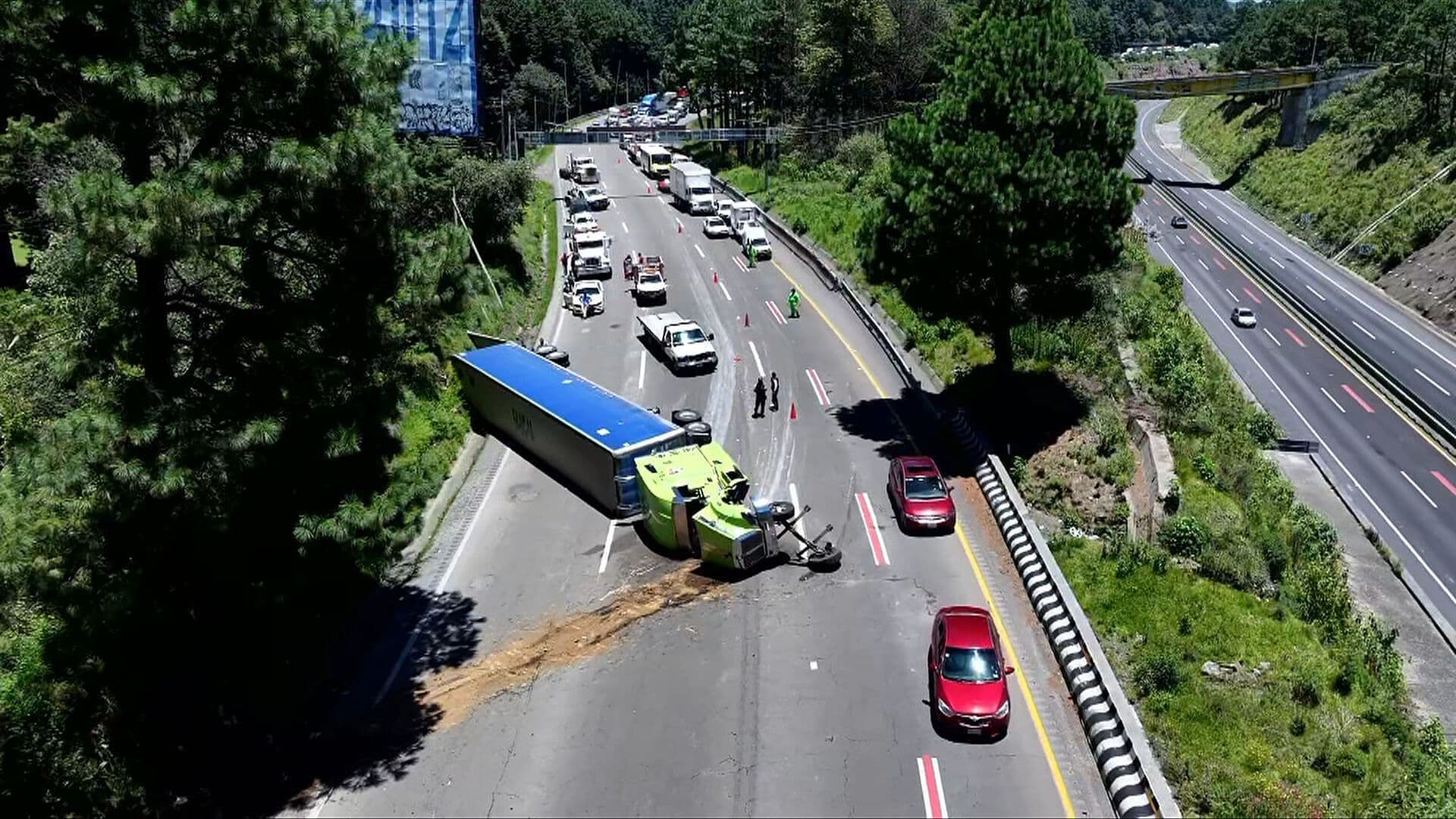 Desde el Aire: Así se ve la Volcadura de Tráiler en la México-Toluca Hoy 17 de Agosto