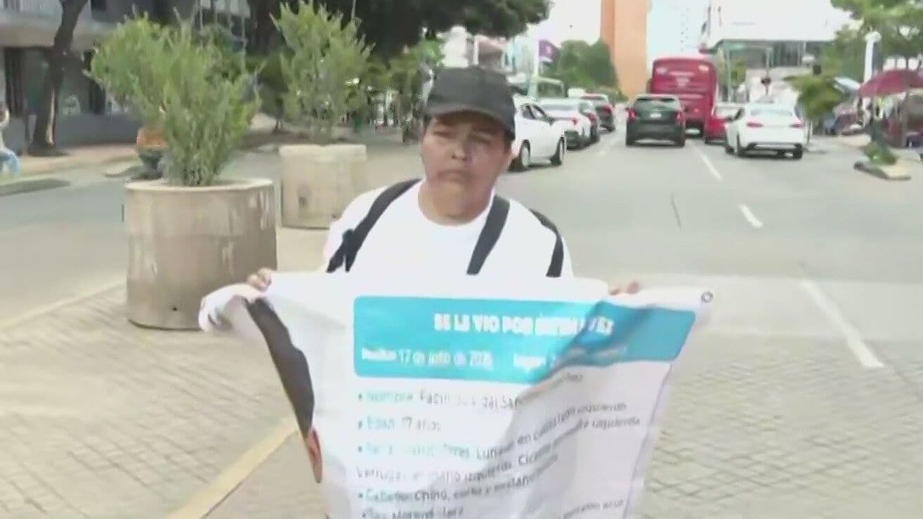 Madres de los Menores Desaparecidos, Facundo y Giovanny, se Manifiestan Afuera de la FGR Jalisco