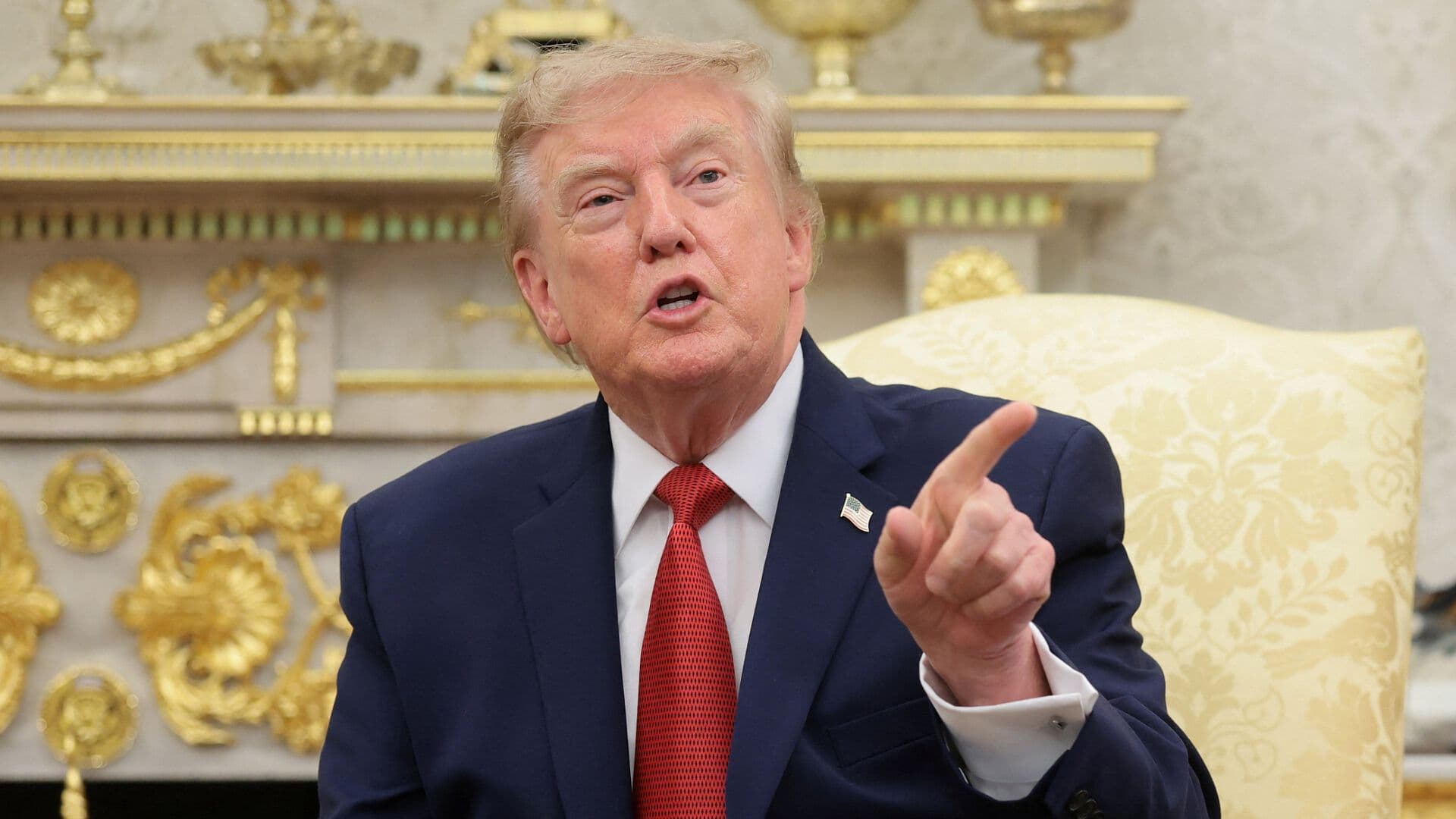 'Silencio, Silencio': Trump Calla a Reportera y la Llama 'Ruidosa'