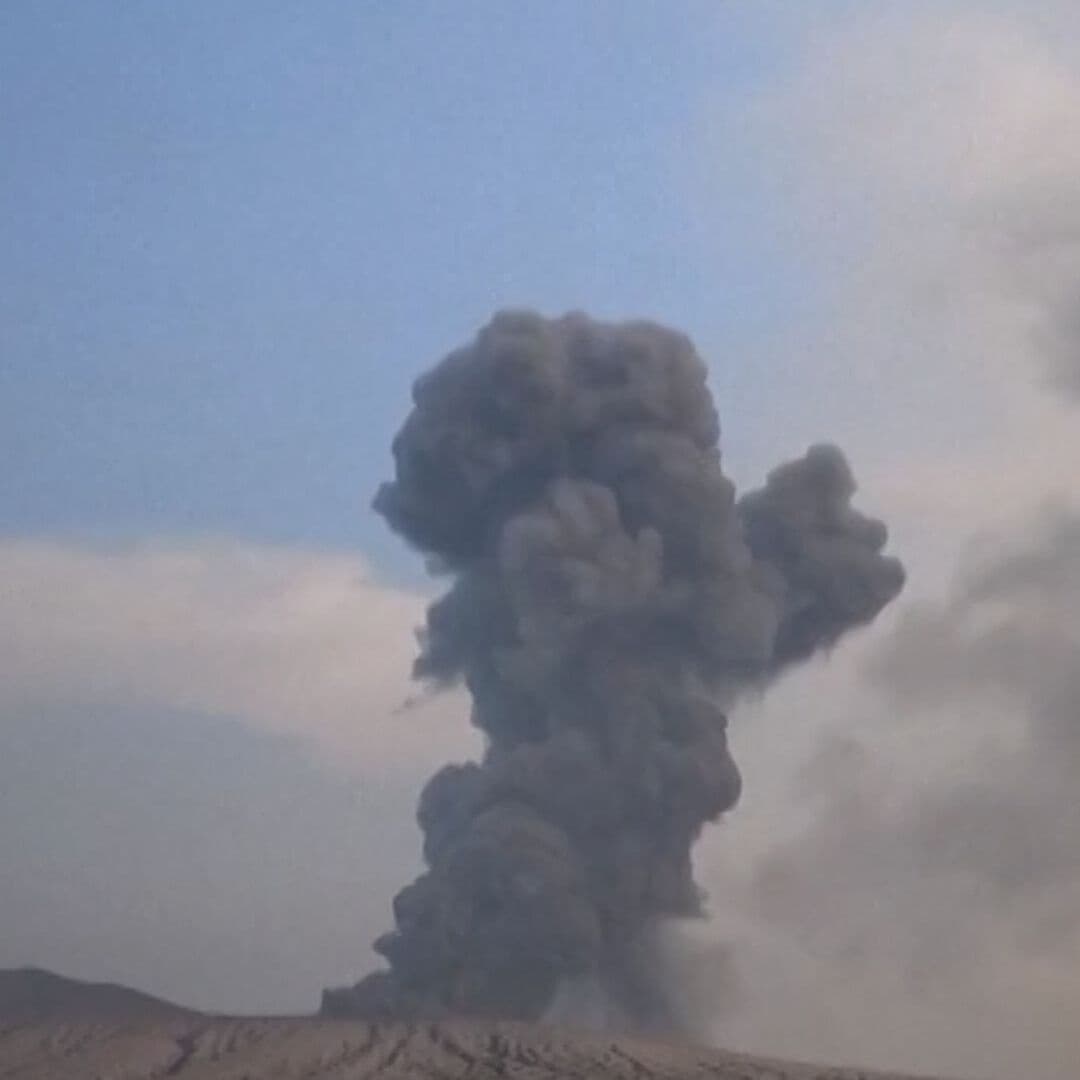 Un Volcán en Indonesia Entra en Erupción