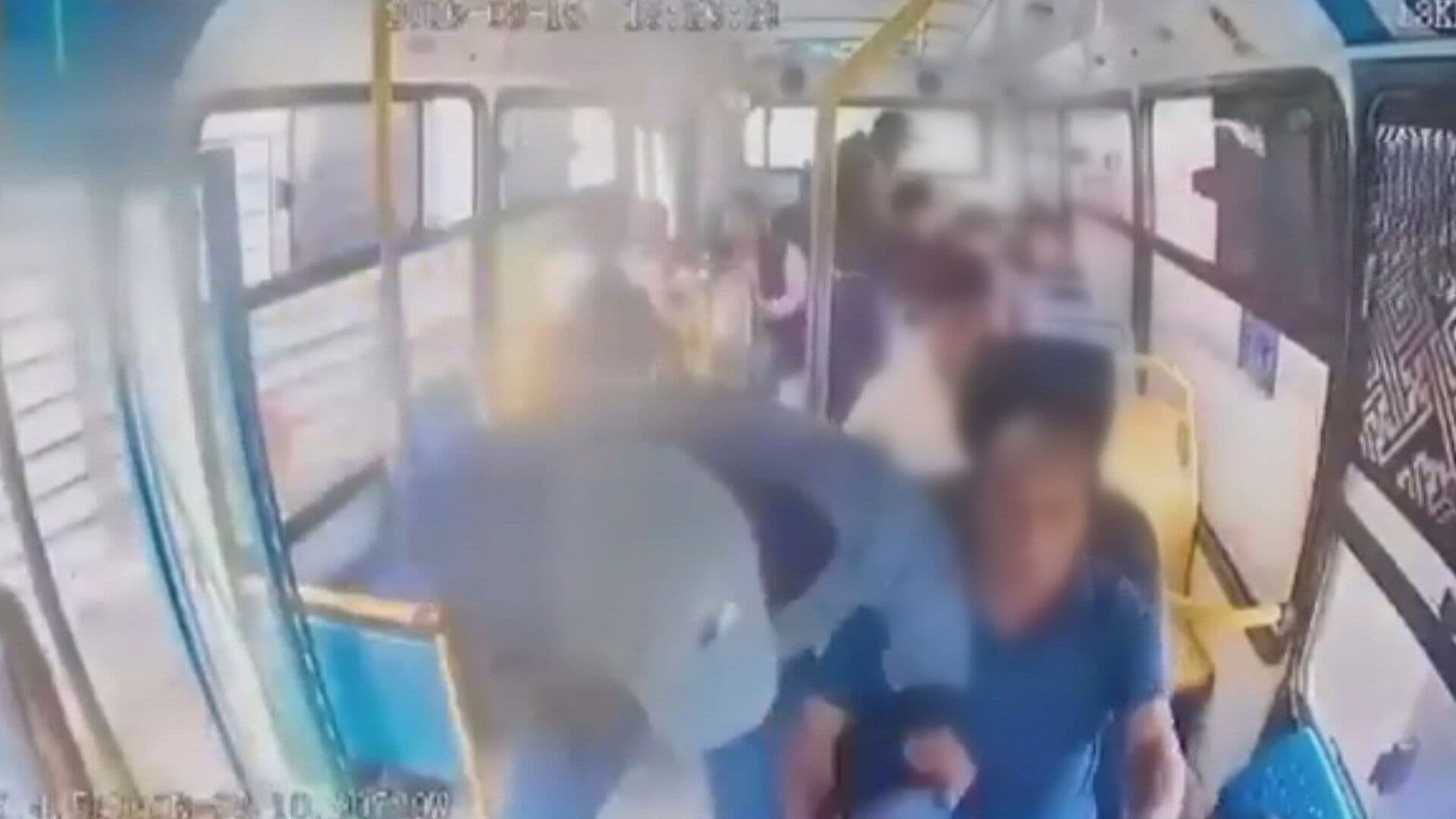 VIDEO | Pasajeros Intentan Frustrar Asalto a Camión y Mujer Termina Herida, Puebla
