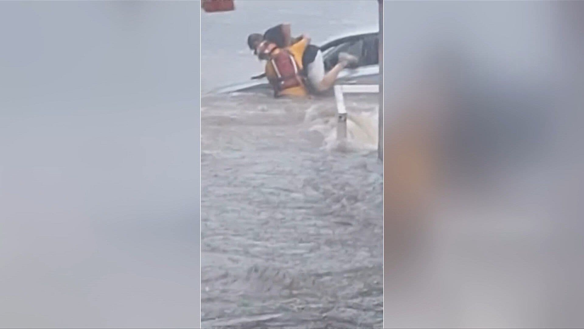 Rescatan a Conductor que Quedó Varado tras las Lluvias en Culiacán, Sinaloa