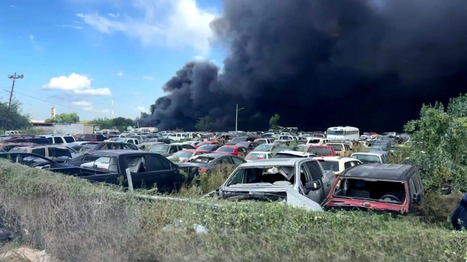 Fuerte Incendio Consume Corralón de Grúas en Reynosa, Tamaulipas