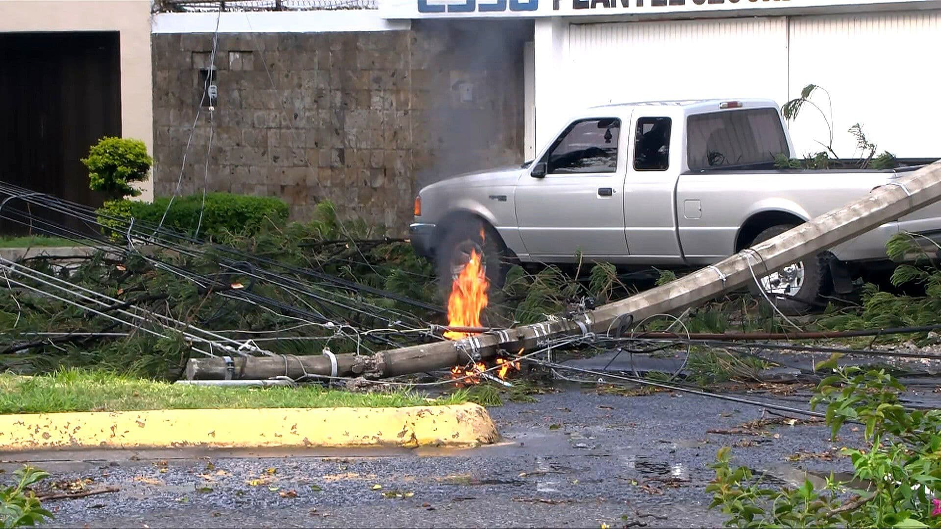 Tormenta HOY en Guadalajara: Así Colapsaron Árboles y Postes por Intensa Lluvia
