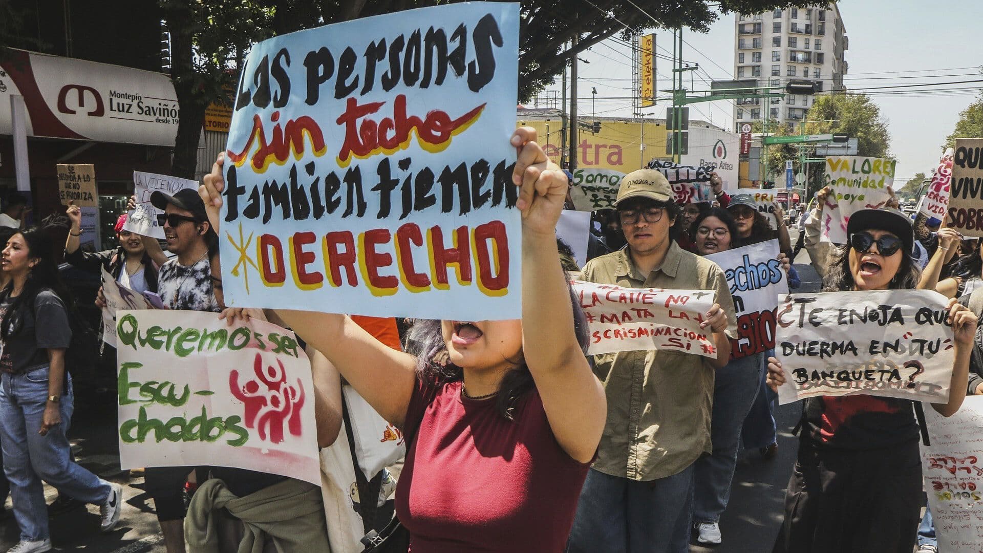 Personas en Situación Vulnerable Marchan para Pedir Mejores Albergues en CDMX