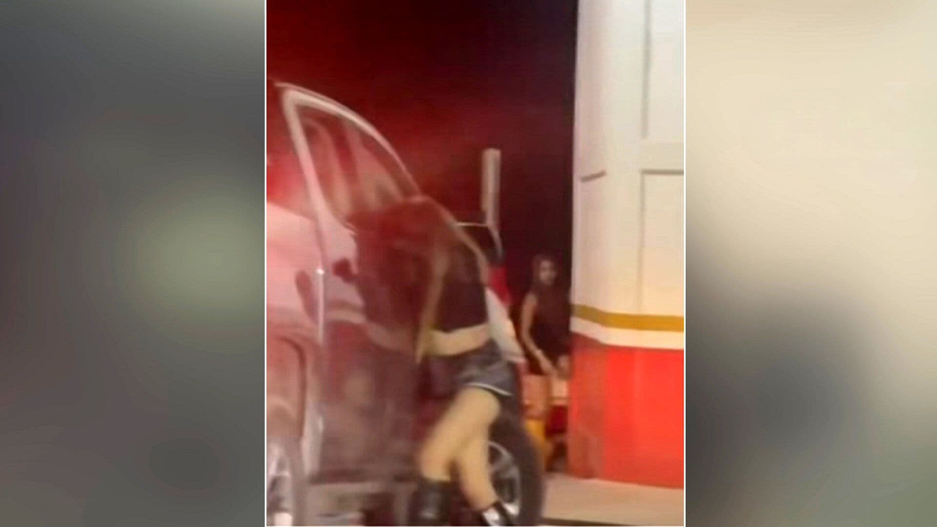 VIDEO | Mujer es Arrastrada por Camioneta en Agua Prieta; Investigan Agresión