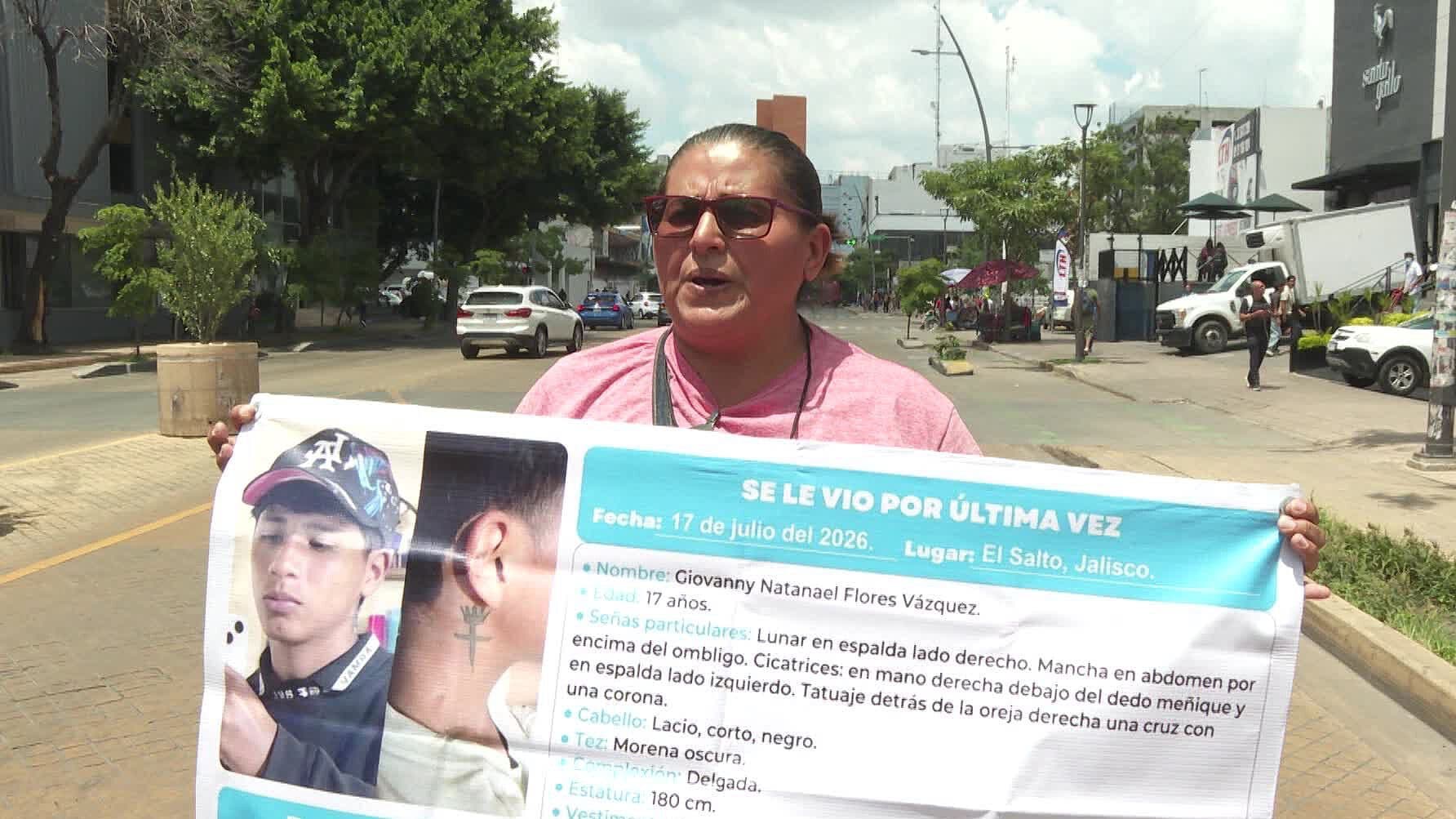Familiares de Adolescentes Desaparecidos se Manifiestan Afuera de la FGR Jalisco