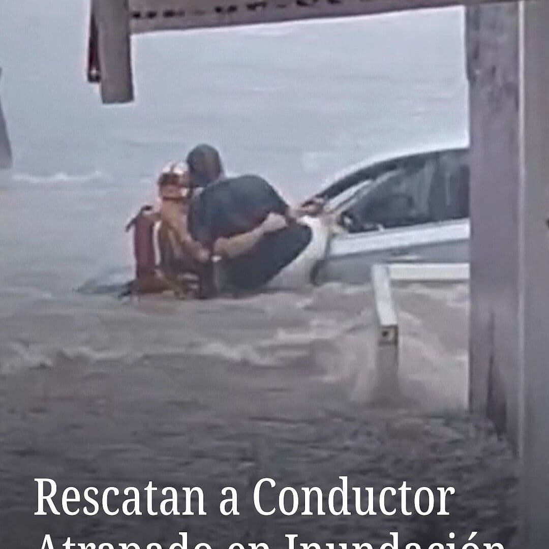 Rescatan a Conductor Atrapado en Inundación