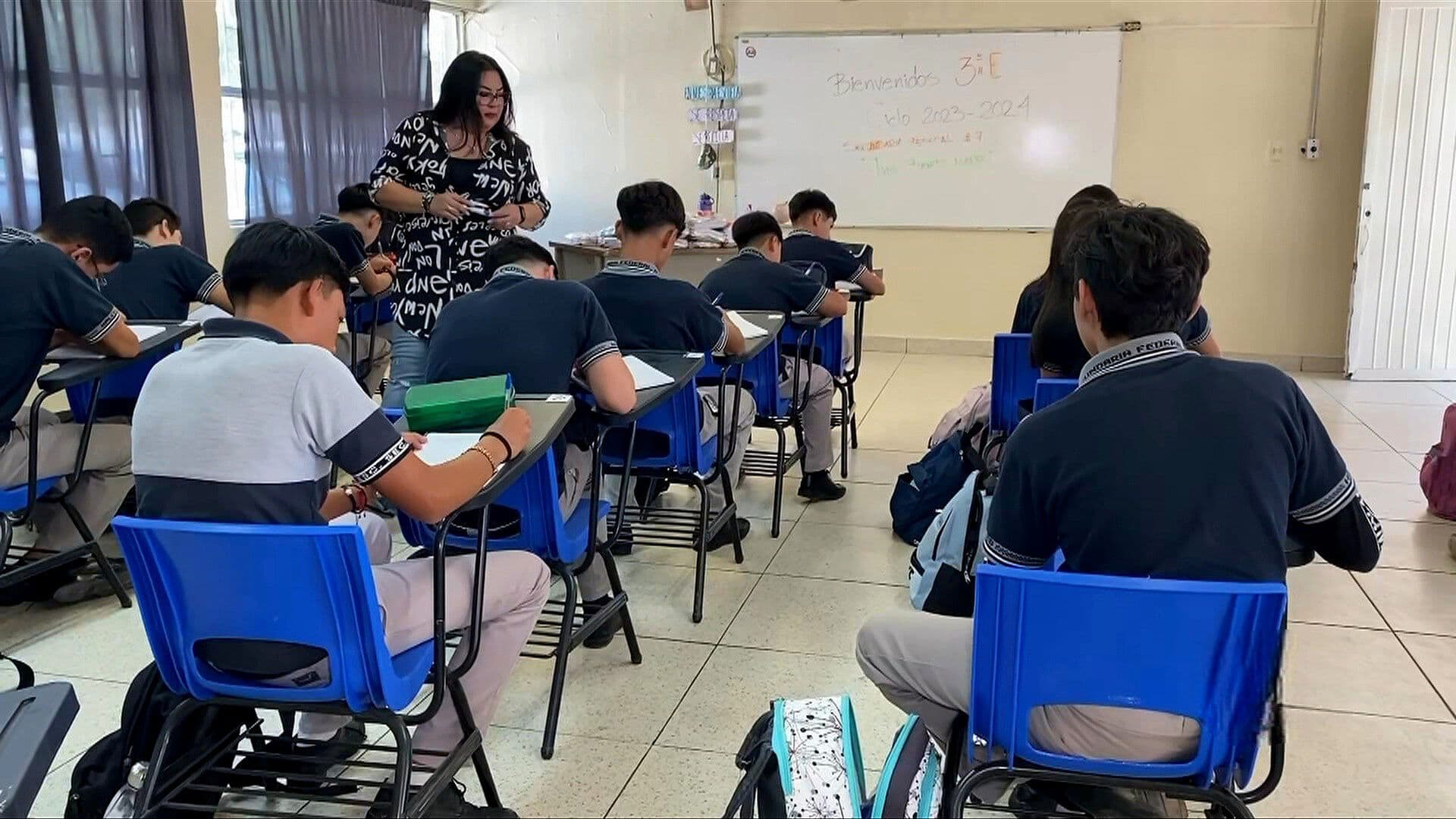 Consultarán a Maestros de Educación Básica sobre Uso de Celulares en Salones