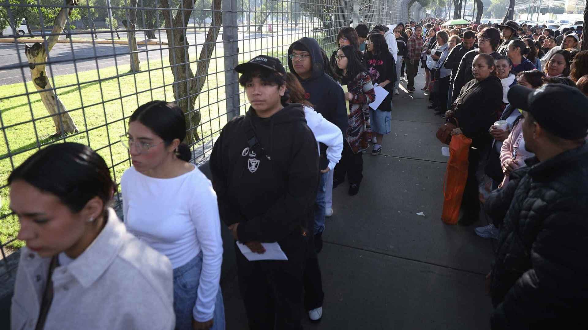 Segundo Día de Examen de Control de la UNAM en la CDMX; Larga Fila  de Aspirantes