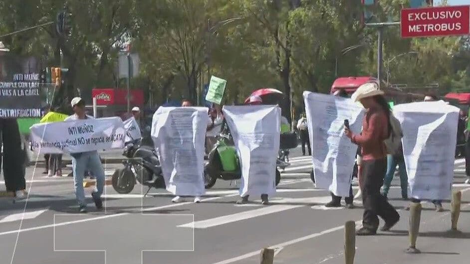 Manifestantes Bloquean Insurgentes y Afectan al Metrobús; Estas Estaciones Están Cerradas