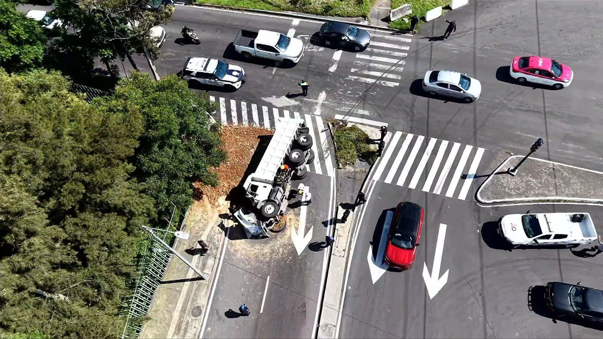 Desde el Aire: Vuelca Camión de Arena sobre Rómulo O'Farrill en Las Águilas