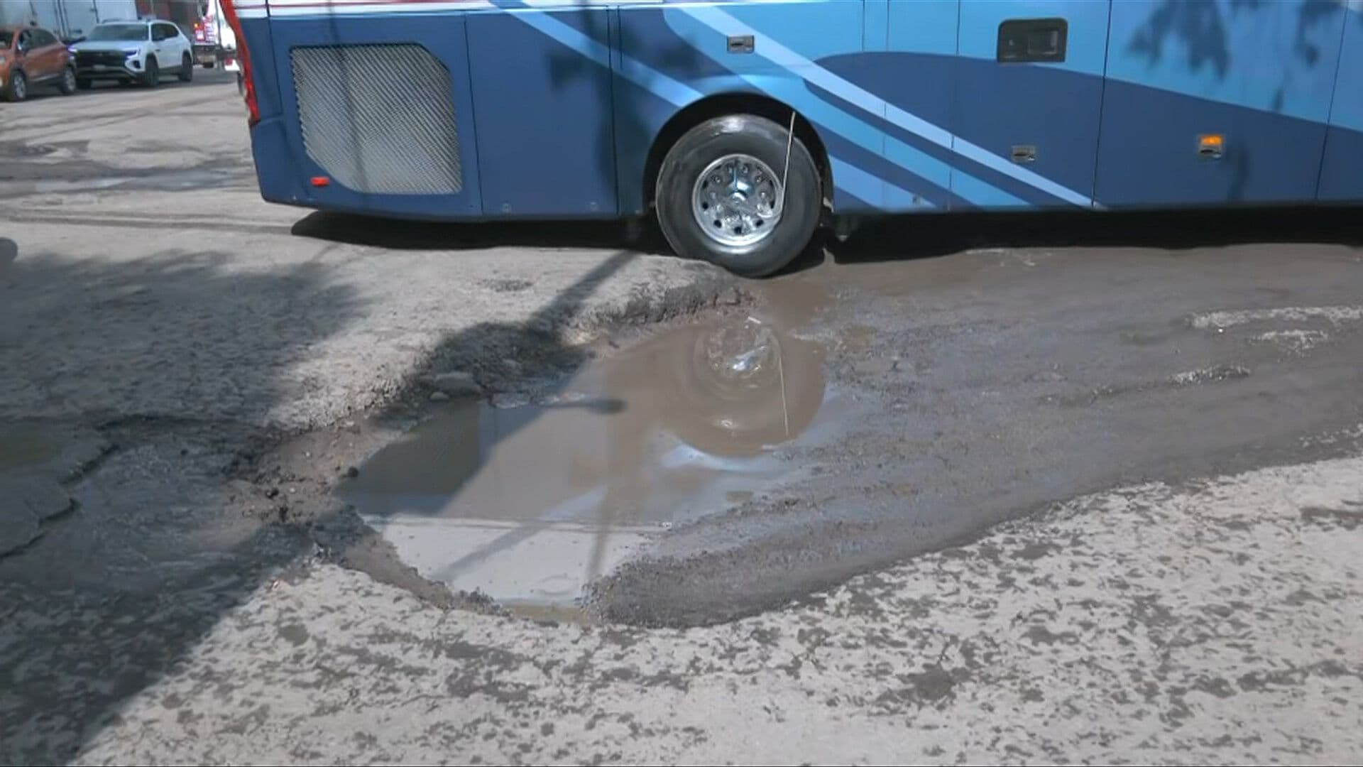 Vecinos de la Nueva Industrial Vallejo Denuncian Baches que Ni los Camiones Pasan