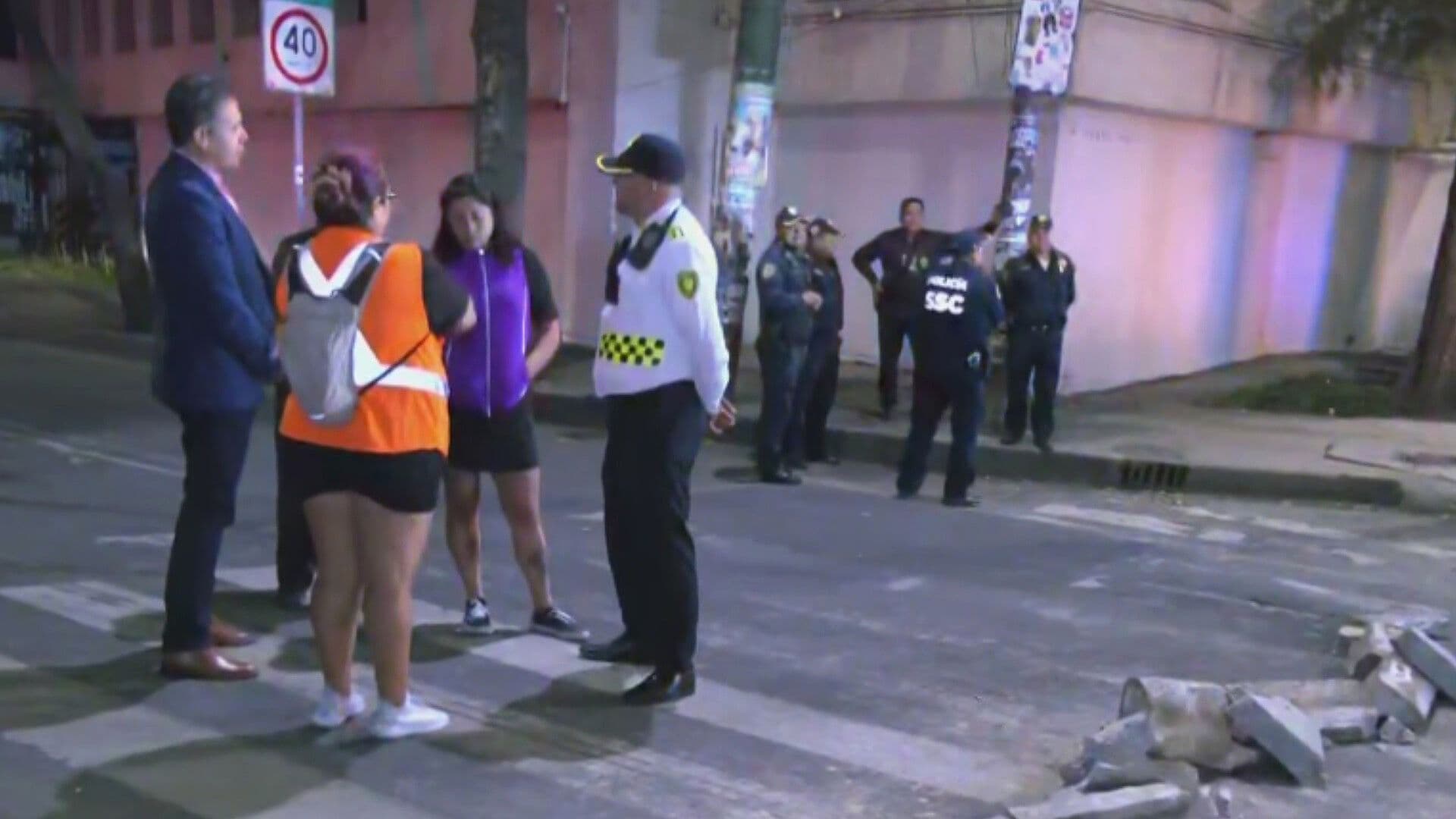 Ciclistas Bloquean Aquiles Serdán, Azcapotzalco; Exigen Retiro de Piedras