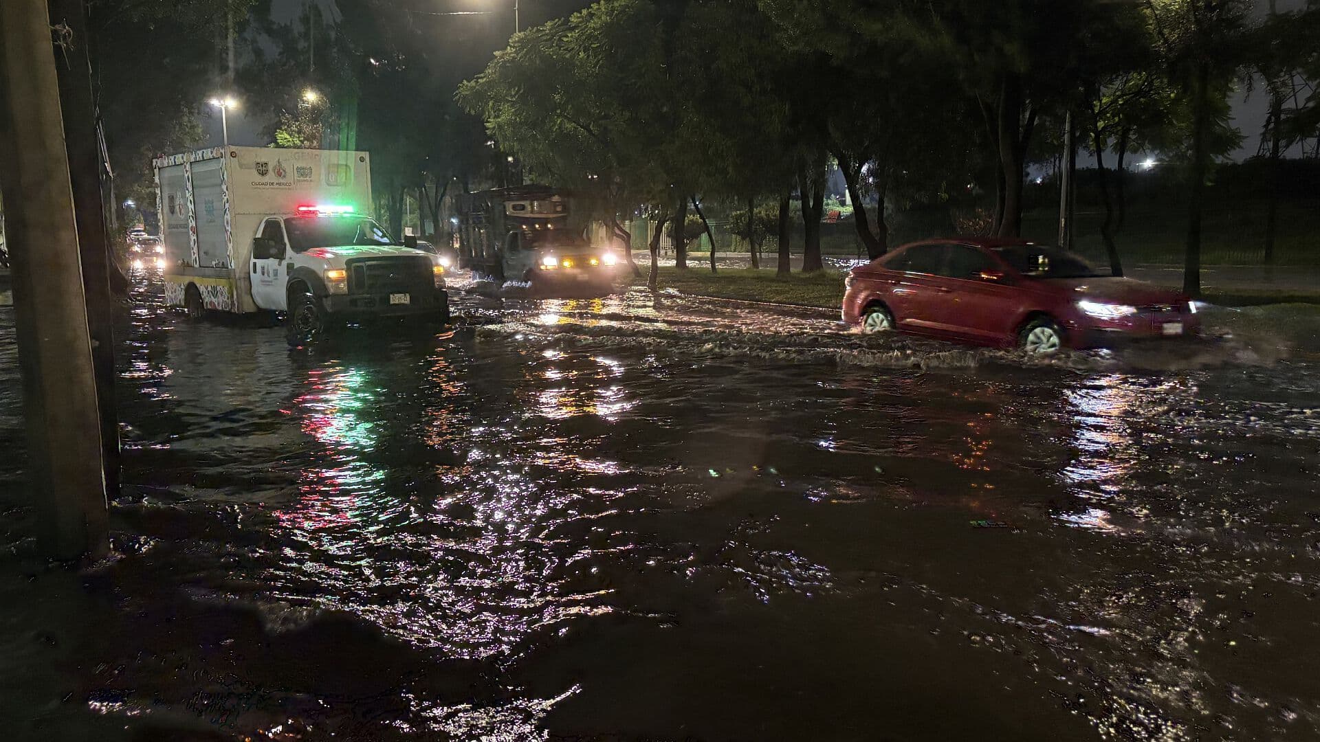 Lluvias en Iztapalapa Hoy: Guelatao Se Convierte en Río; Desazolve Lleva Dos Horas