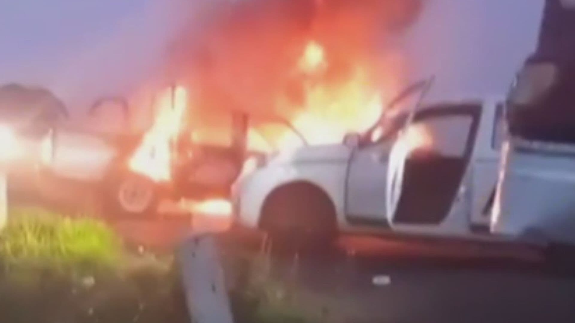 Bloqueos en Michoacán Hoy: Vehículos Incendiados Obstruyen el Paso