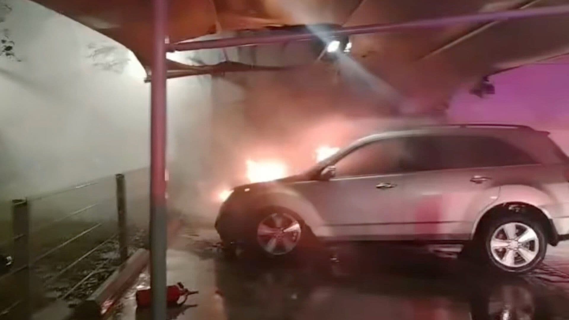 Arde Camioneta en Estacionamiento en Monterrey